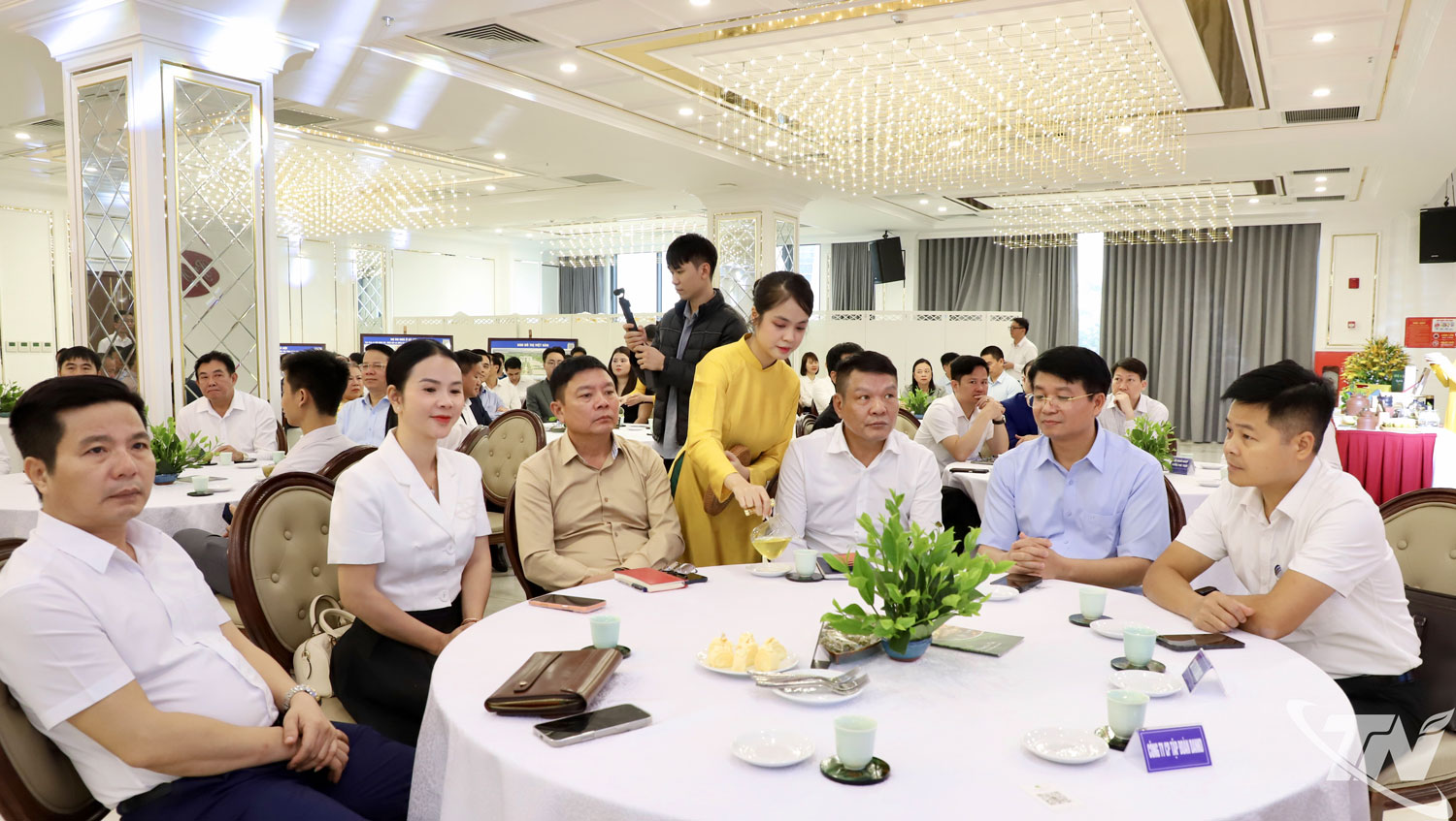 Các đại biểu thưởng trà trước khi diễn ra chương trình.