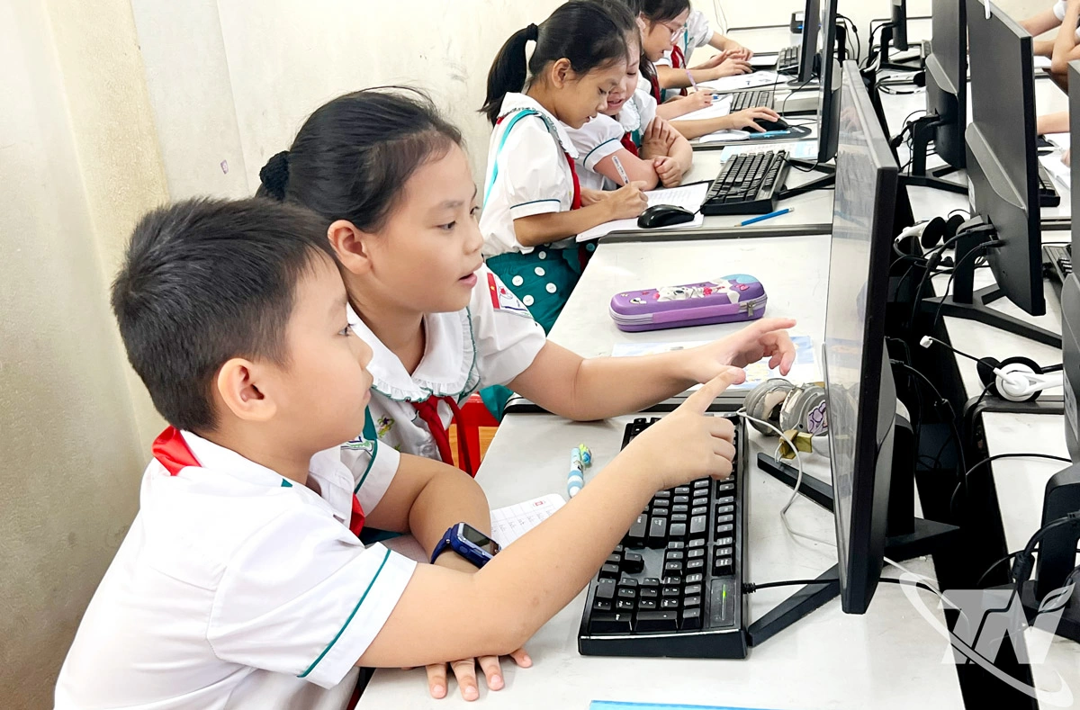 Học sinh Trường Tiểu học Nguyễn Viết Xuân (phường Phan Đình Phùng) tích cực ứng dụng công nghệ thông tin vào học tập.