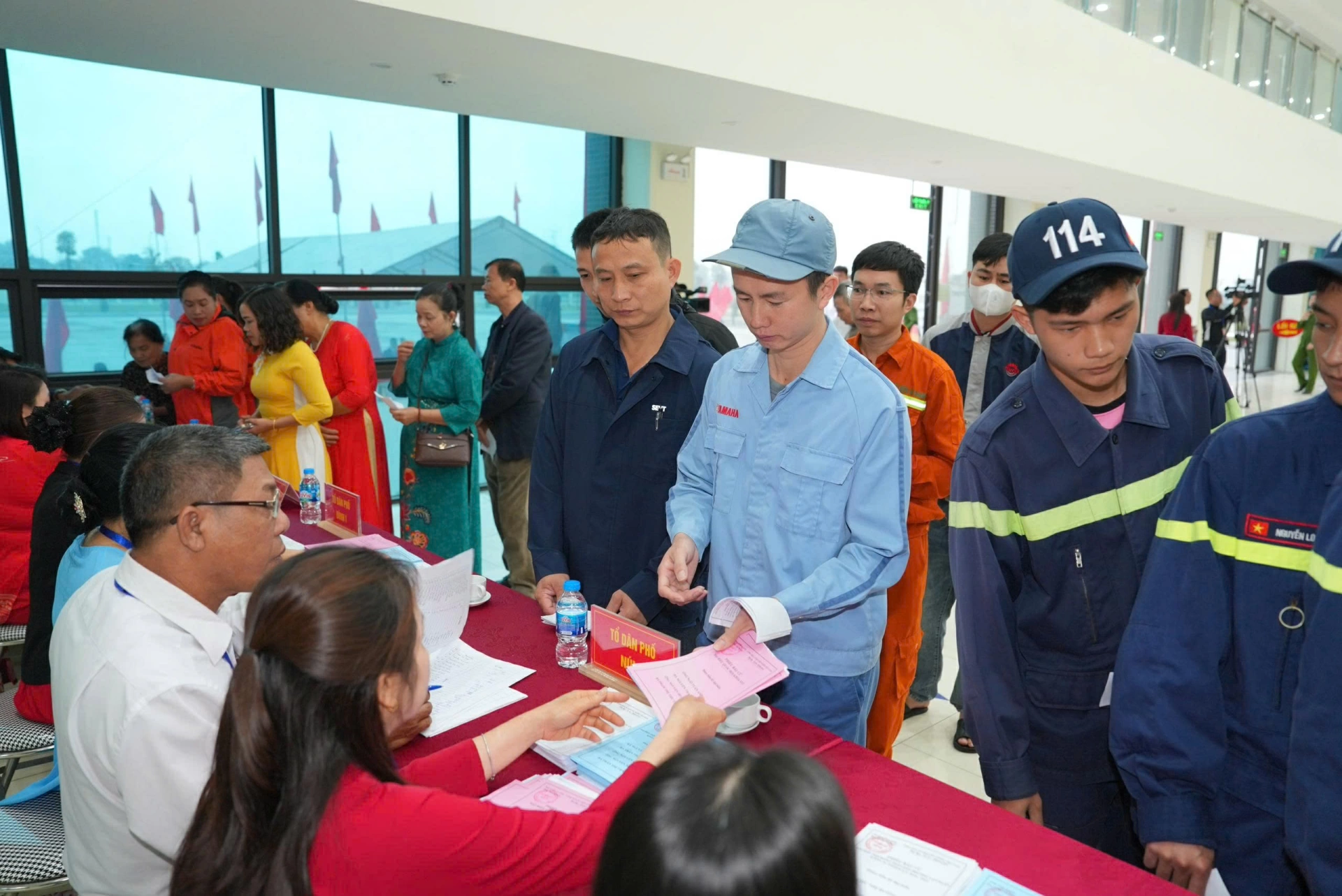 Công nhân tranh thủ thời gian tham gia bầu cử, thể hiện trách nhiệm và quyền làm chủ của mình.