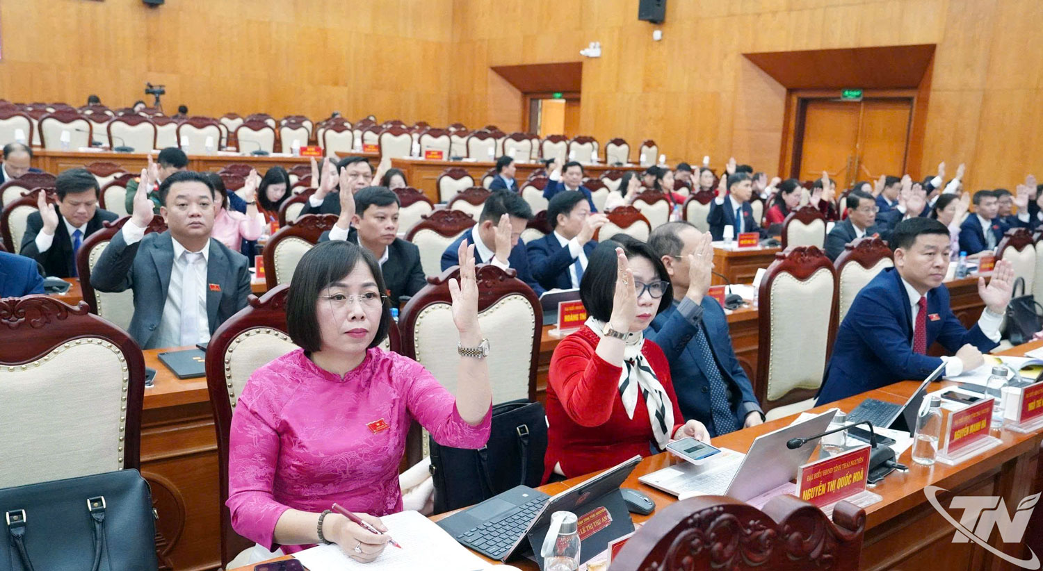 Đại biểu HĐND biểu quyết th&ocirc;ng qua c&aacute;c Nghị quyết tr&igrave;nh tại Kỳ họp.