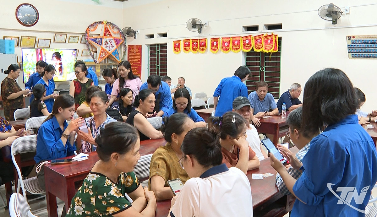 Đoàn viên, thanh niên hỗ trợ người dân tại các Trung tâm dịch vụ hành chính công.