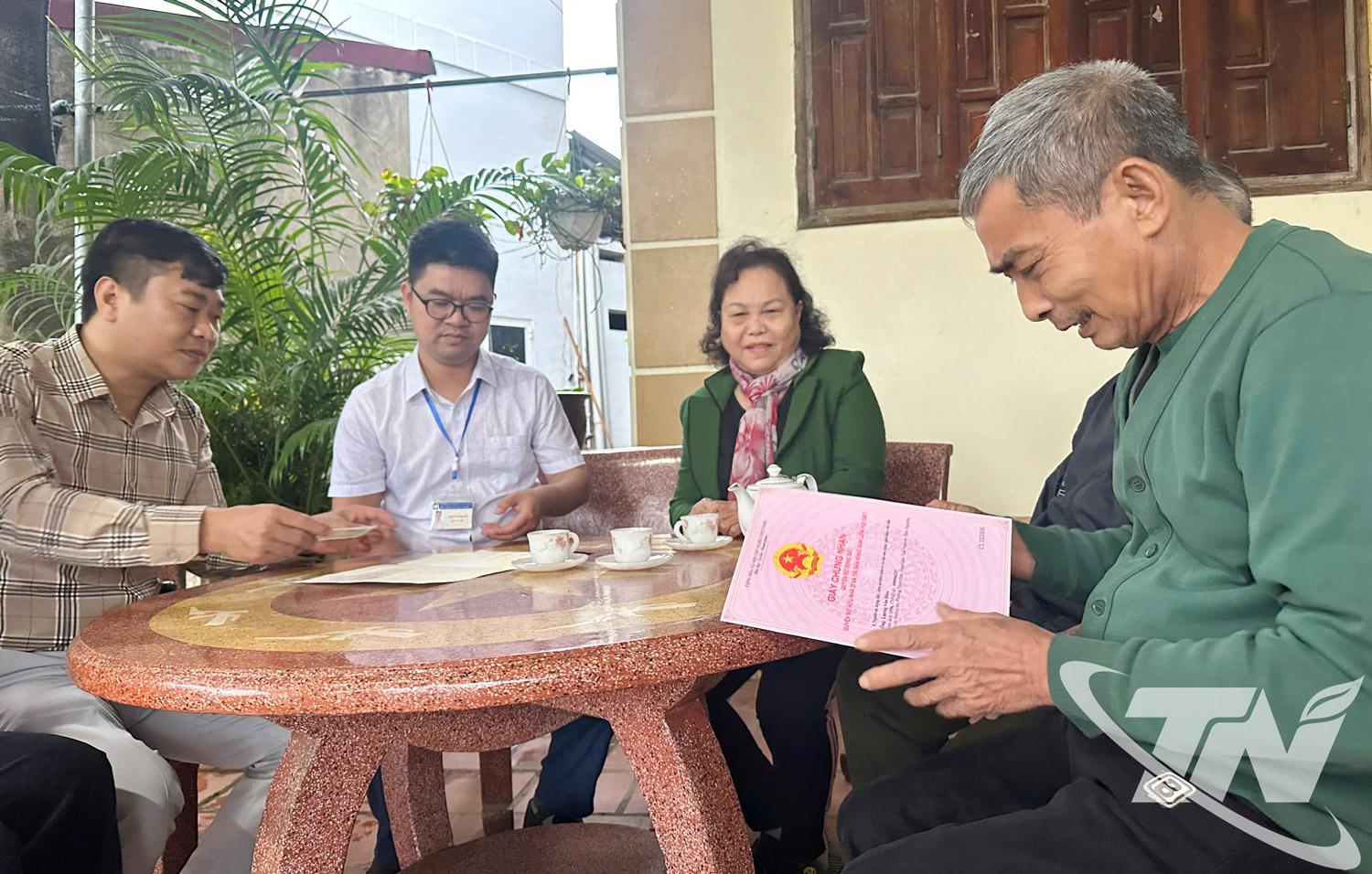 C&aacute;n bộ địa ch&iacute;nh phường Quyết Thắng thu thập dữ liệu đất đai của người d&acirc;n tr&ecirc;n địa b&agrave;n.