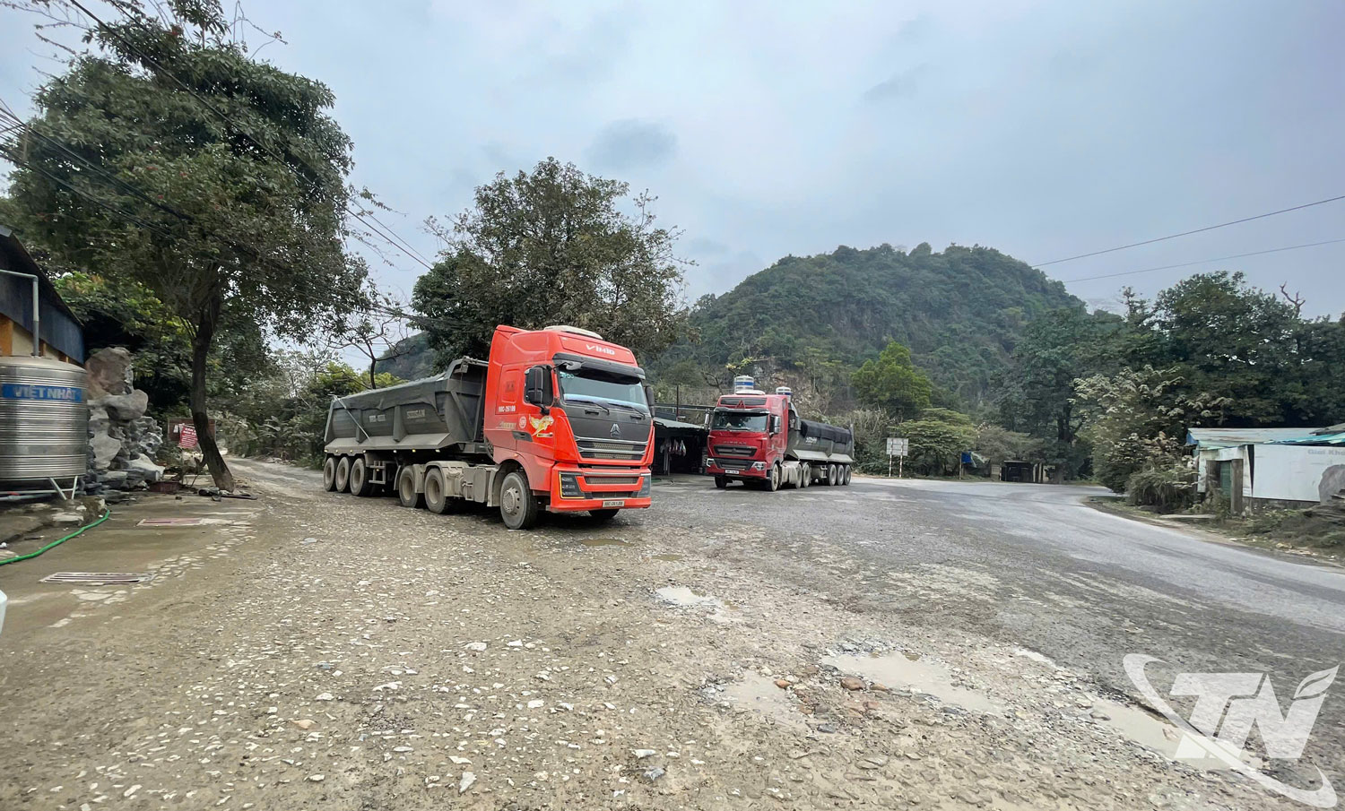 Nhiều xe trọng tải lớn thường xuyên vào ra trên tuyến đường.