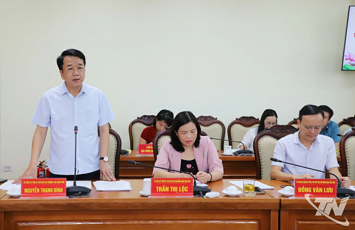 Đồng chí Nguyễn Thanh Bình, Phó Chủ tịch Thường trực UBND tỉnh báo cáo tại Hội nghị về các tờ trình, dự thảo Nghị quyết trình tại Kỳ họp.