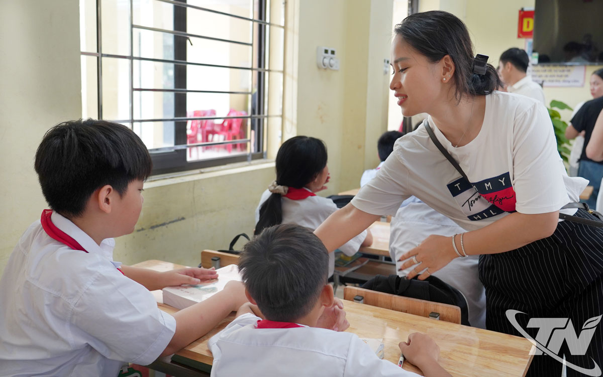 Bà Nguyễn Thị Thanh Xuân tặng vở cho học sinh Trường THCS Chùa Hang 1