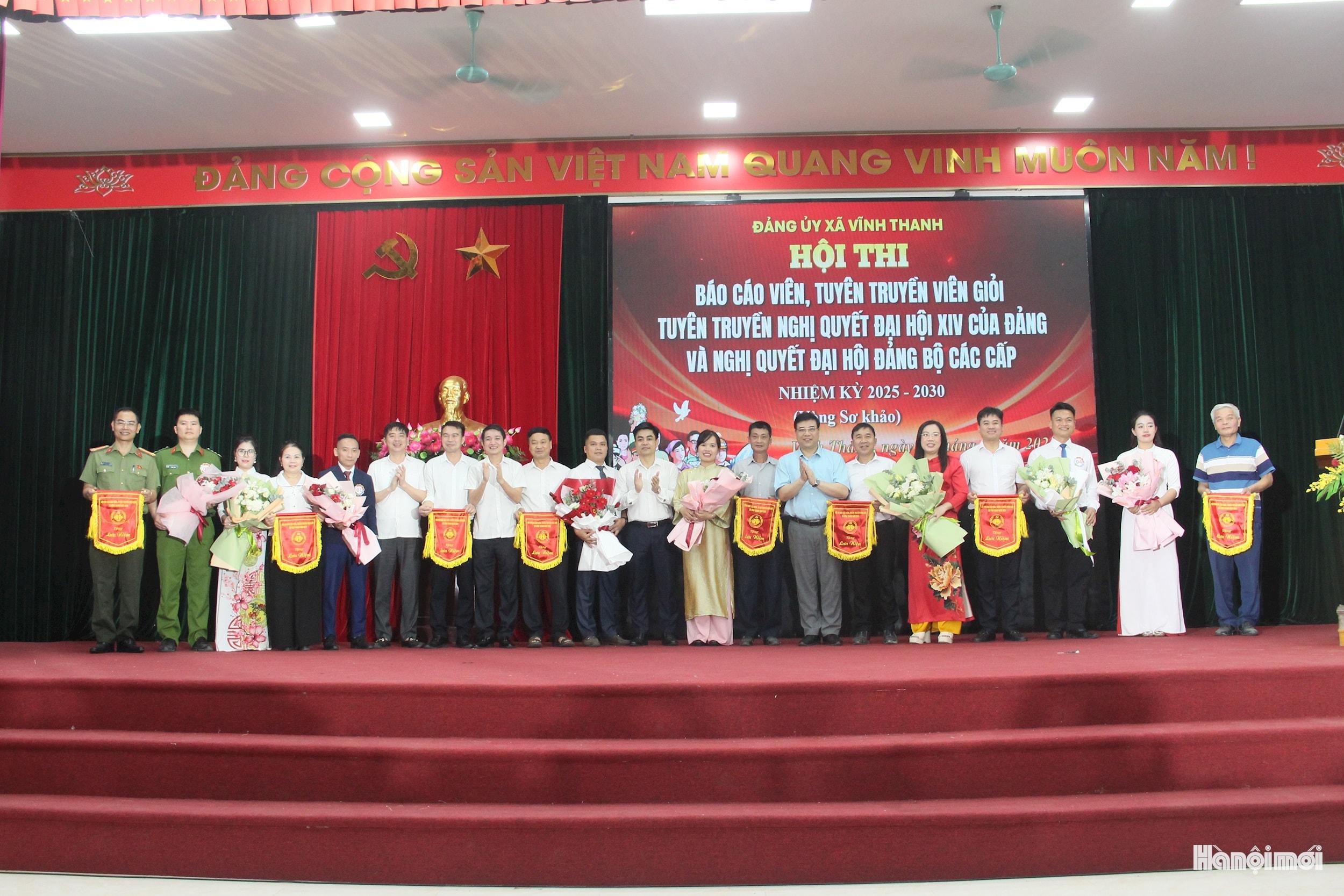 Ban tổ chức tặng hoa và cờ lưu niệm cho các đội thi. Ảnh: