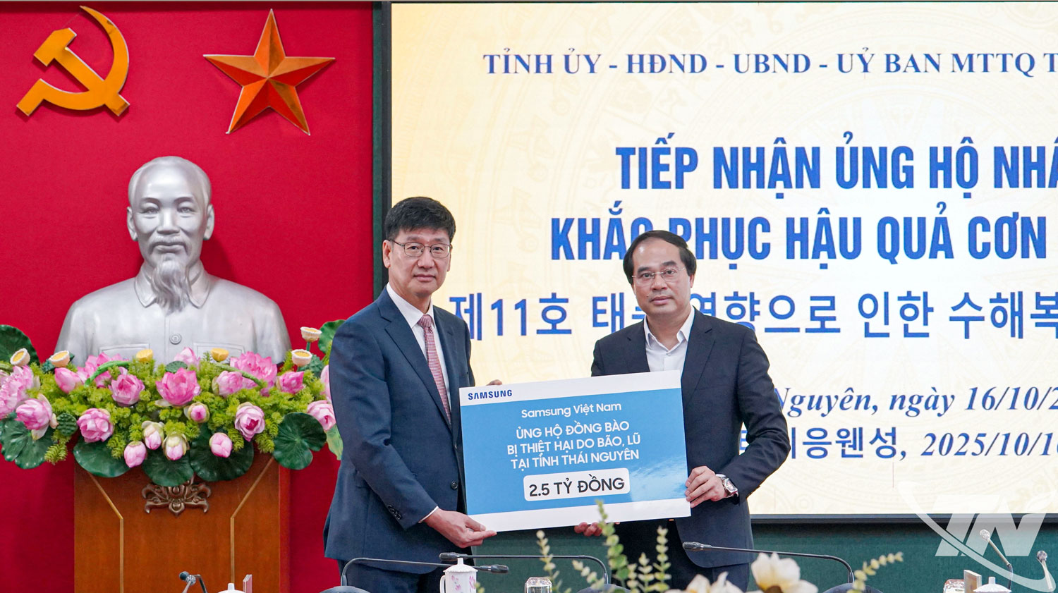 Tổng Giám đốc Tổ hợp Samsung Việt Nam trao tặng số tiền 2,5 tỷ đồng hỗ trợ người dân Thái Nguyên bị thiệt hại do mưa lũ.