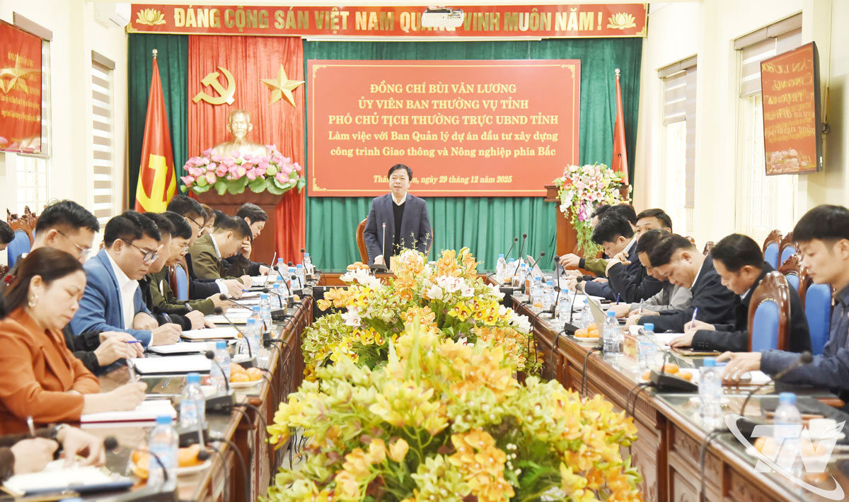 Đồng ch&iacute; Ph&oacute; Chủ tịch Thường trực UBND tỉnh B&ugrave;i Văn Lương l&agrave;m việc với Ban Quản&nbsp;l&yacute; đầu tư x&acirc;y dựng c&ocirc;ng tr&igrave;nh giao th&ocirc;ng v&agrave; n&ocirc;ng nghiệp&nbsp;ph&iacute;a Bắc.