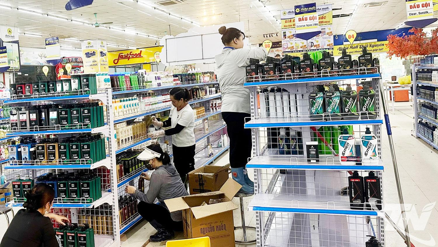 Si&ecirc;u thị Aloha Th&aacute;i Nguy&ecirc;n tập trung nhập h&agrave;ng mới, bảo đảm nguồn   cung phục vụ nh&acirc;n d&acirc;n trong dịp Tết Nguy&ecirc;n đ&aacute;n sắp tới.