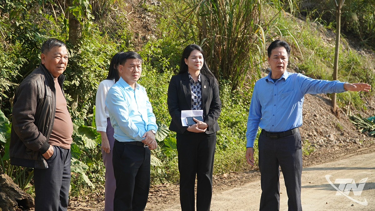 Đoàn công tác khảo sát tại mỏ đá Nà Cà, xã Cẩm Giàng.