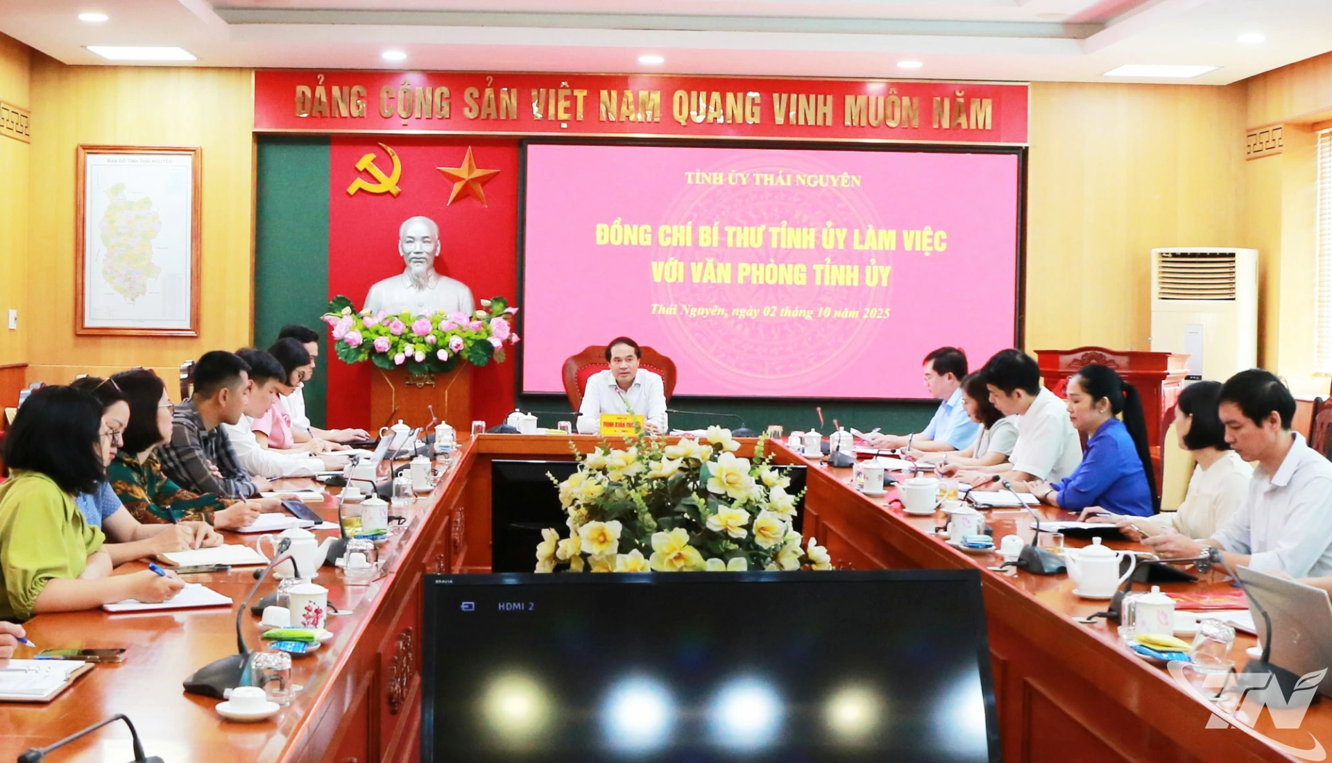 Quang cảnh buổi làm việc.