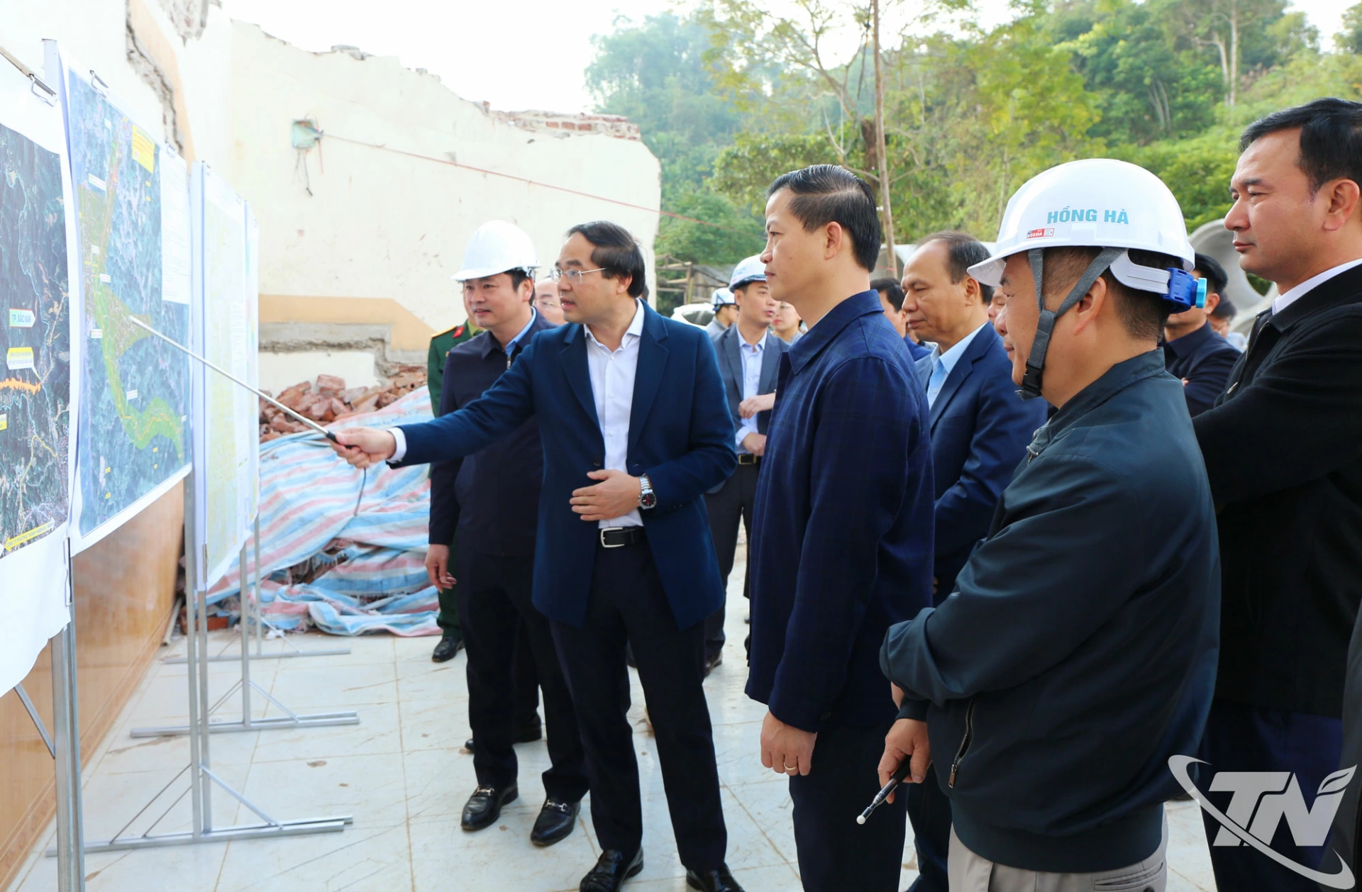 Đồng chí Bí thư Tỉnh ủy Trịnh Xuân Trường yêu cầu đại diện chủ đầu tư, địa phương liên quan báo cáo rõ một số vướng mắc trên tuyến CT07.