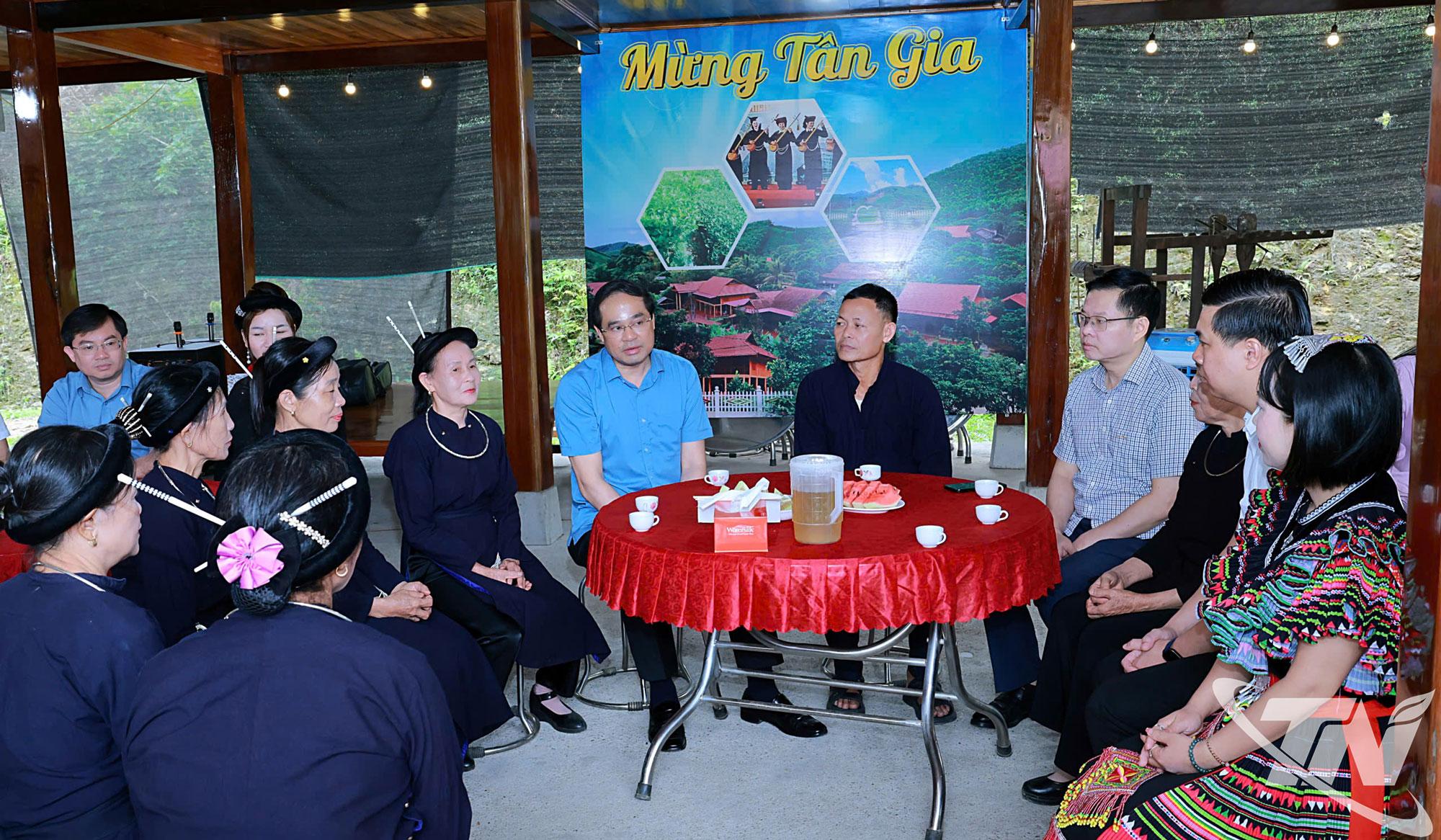 Đồng chí Bí thư Tỉnh ủy Trịnh Xuân Trường trao đổi với người dân làm du lịch cộng đồng ở thôn Khuân Bang, xã Chợ Mới.