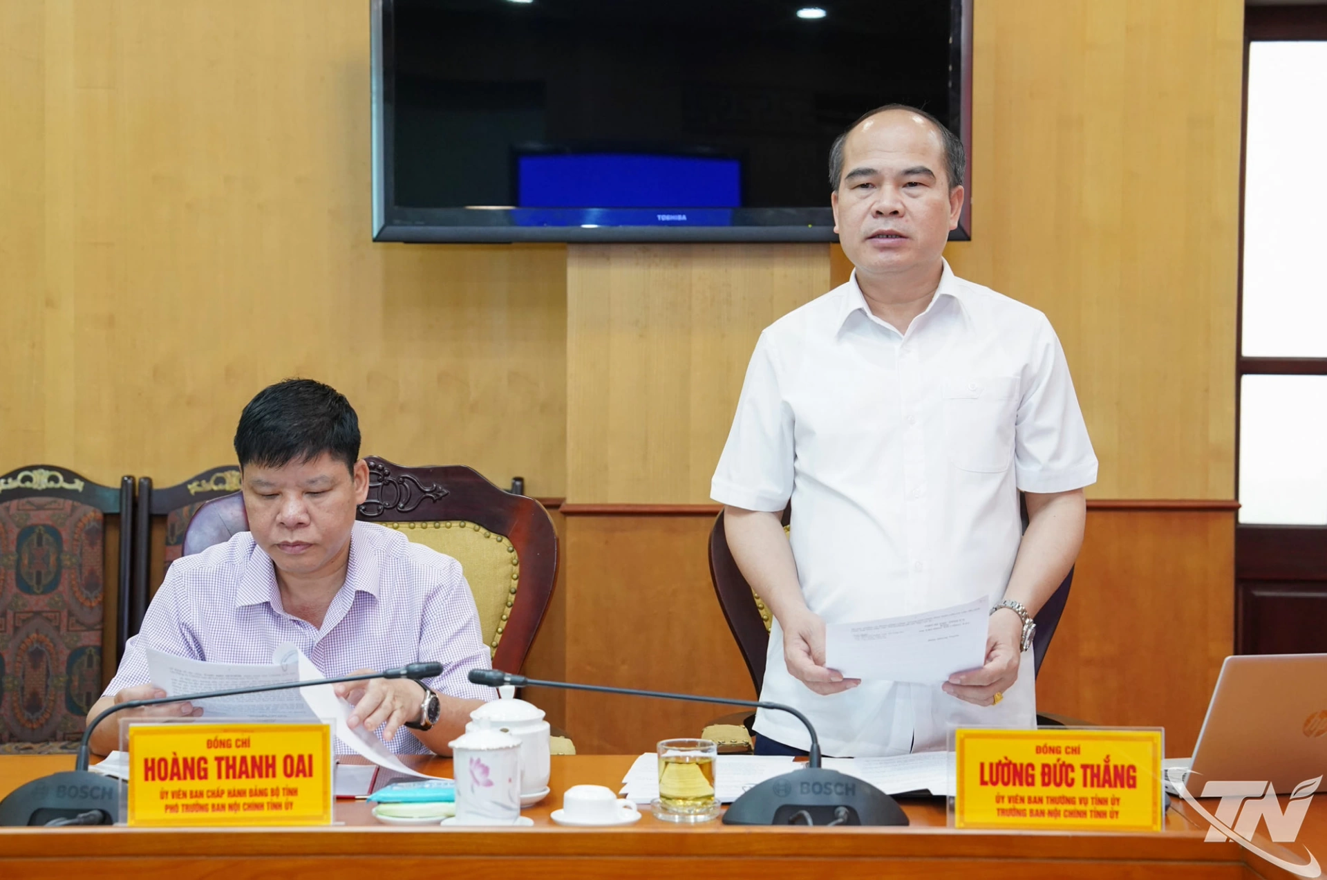 Đồng chí Lường Đức Thắng, Ủy viên Ban Thường vụ, Trưởng Ban Nội chính Tỉnh ủy, báo cáo về dự kiến phân công nhiệm vụ cho các thành viên và kế hoạch làm việc của Tổ công tác.