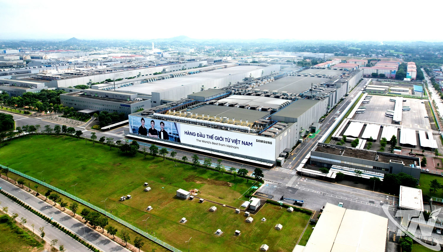 Cơ cấu tăng trưởng công nghiệp trên địa bàn tỉnh Thái Nguyên vẫn dựa nhiều vào khu vực doanh nghiệp   có vốn đầu tư trực tiếp nước ngoài (FDI), trong đó ngành điện tử giữ vai trò chủ lực. Hoạt động sản xuất   và tiêu thụ ổn định của Công ty TNHH Samsung Electronics Việt Nam Thái Nguyên tiếp tục   là động lực quan trọng.