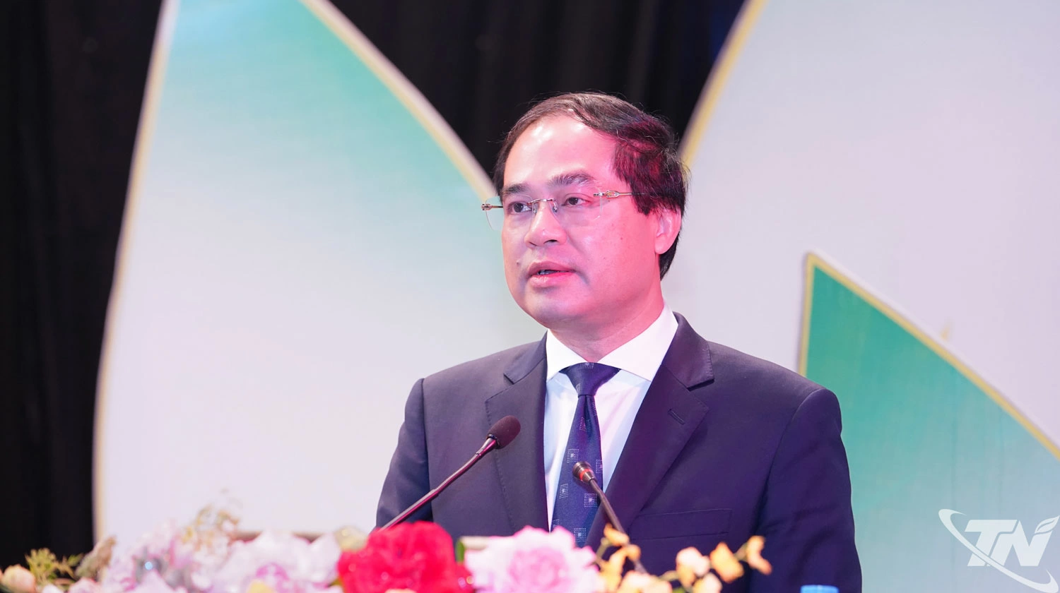 Đồng chí Bí thư Tỉnh ủy Trịnh Xuân Trường phát biểu giao nhiệm vụ cho các đồng chí được điều động, bổ nhiệm.