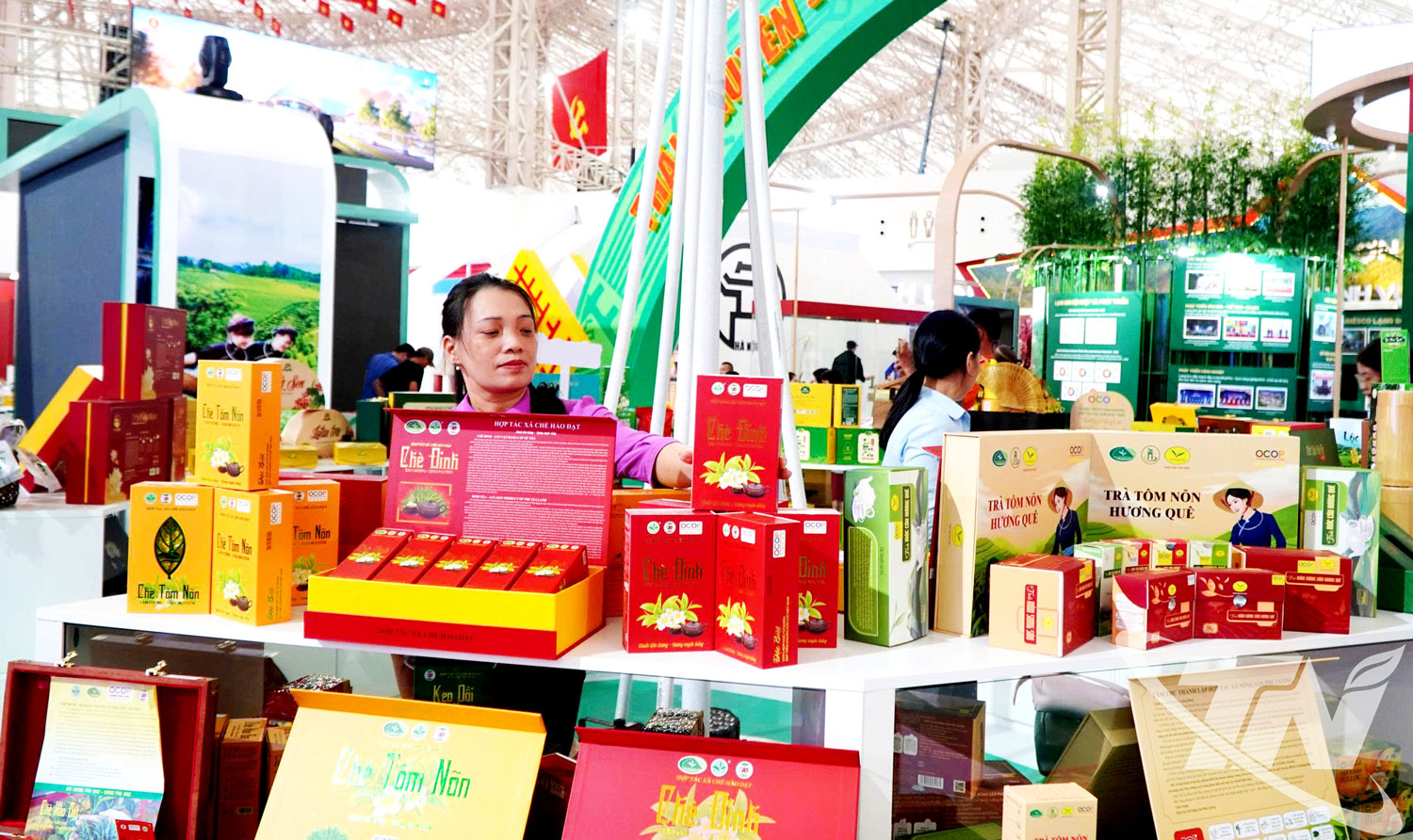 C&aacute;c sản phẩm c&ocirc;ng nghiệp n&ocirc;ng th&ocirc;n, OCOP v&agrave; đặc sản của tỉnh Th&aacute;i Nguy&ecirc;n được trưng b&agrave;y, giới thiệu   tại nhiều sự kiện, triển l&atilde;m, hội chợ lớn, ng&agrave;y c&agrave;ng vươn ra thị trường rộng hơn.