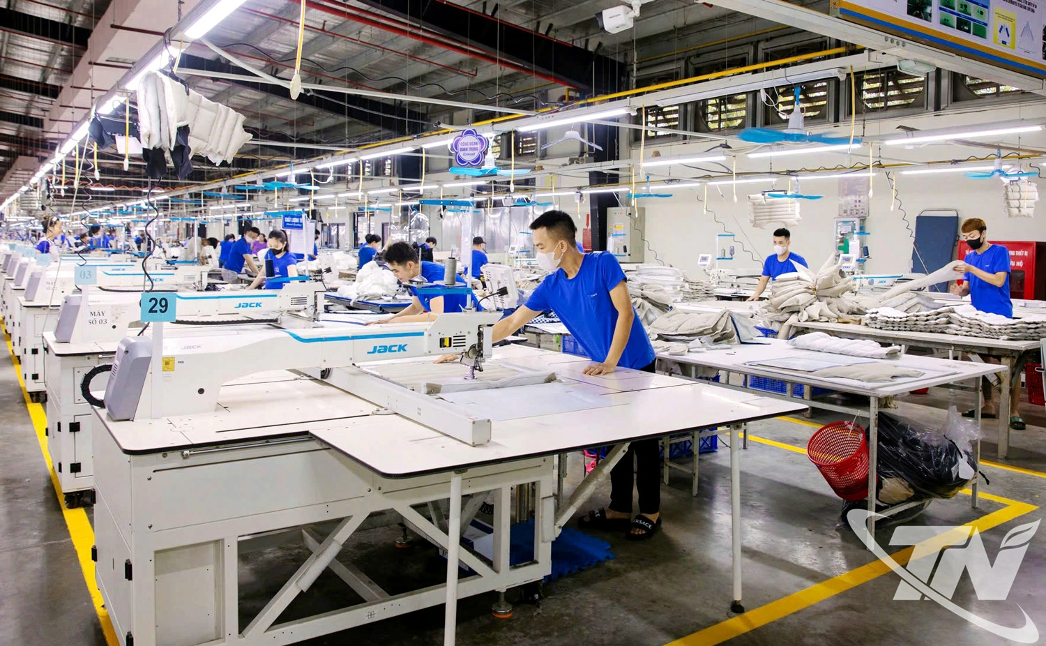 Hoạt động sản xuất tại các doanh nghiệp may trên địa bàn tỉnh luôn được   duy trì ổn định, bảo đảm tiến độ các đơn hàng xuất khẩu.