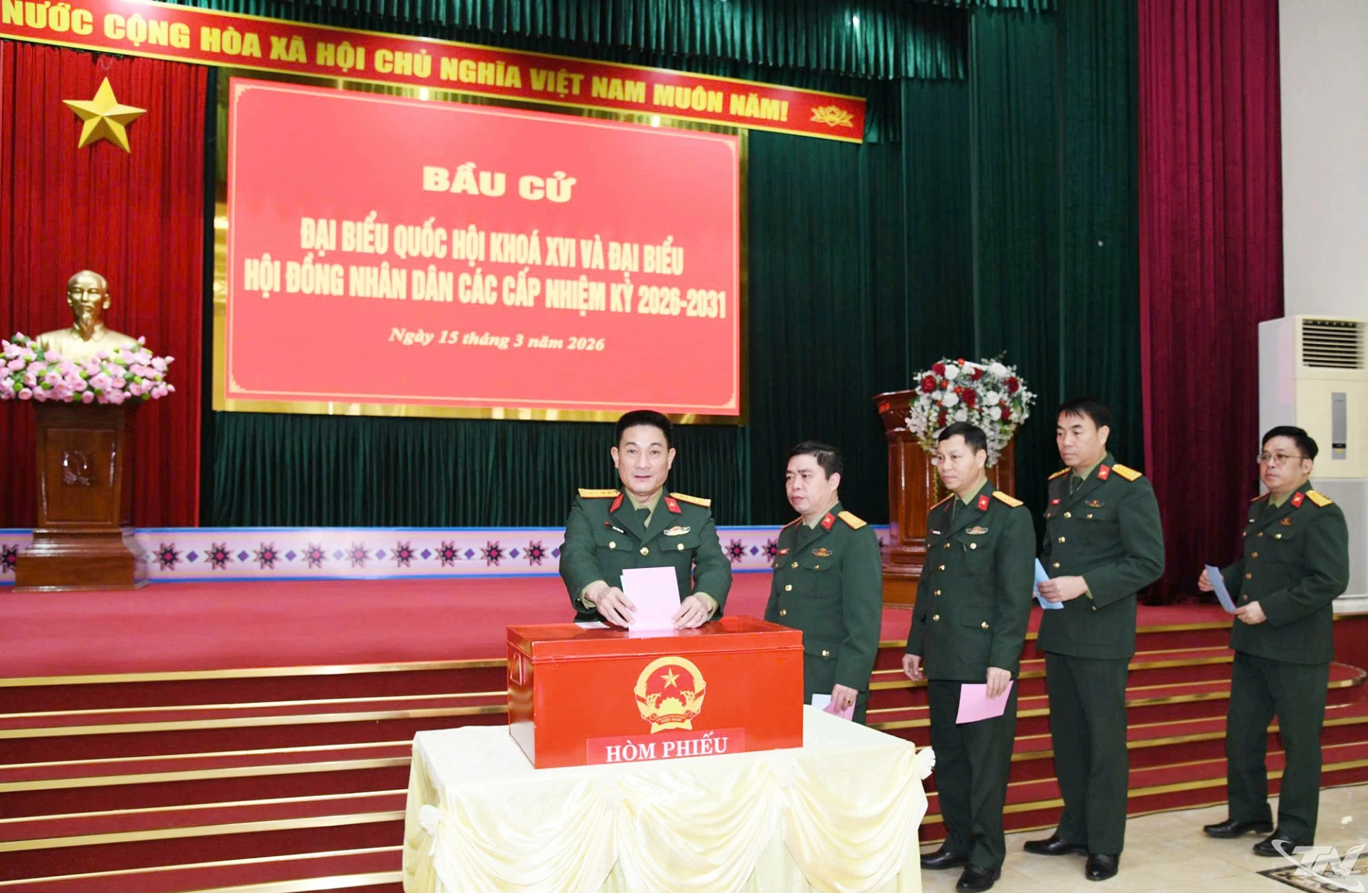 Đại tá Ngô Tuấn Anh, Ủy viên Ban thường vụ Tỉnh ủy, Chỉ huy trưởng, Bộ CHQS tỉnh tham gia bỏ phiếu tại điểm bổ phiếu số 20, phường Phan Đình Phùng, tỉnh Thái Nguyên  