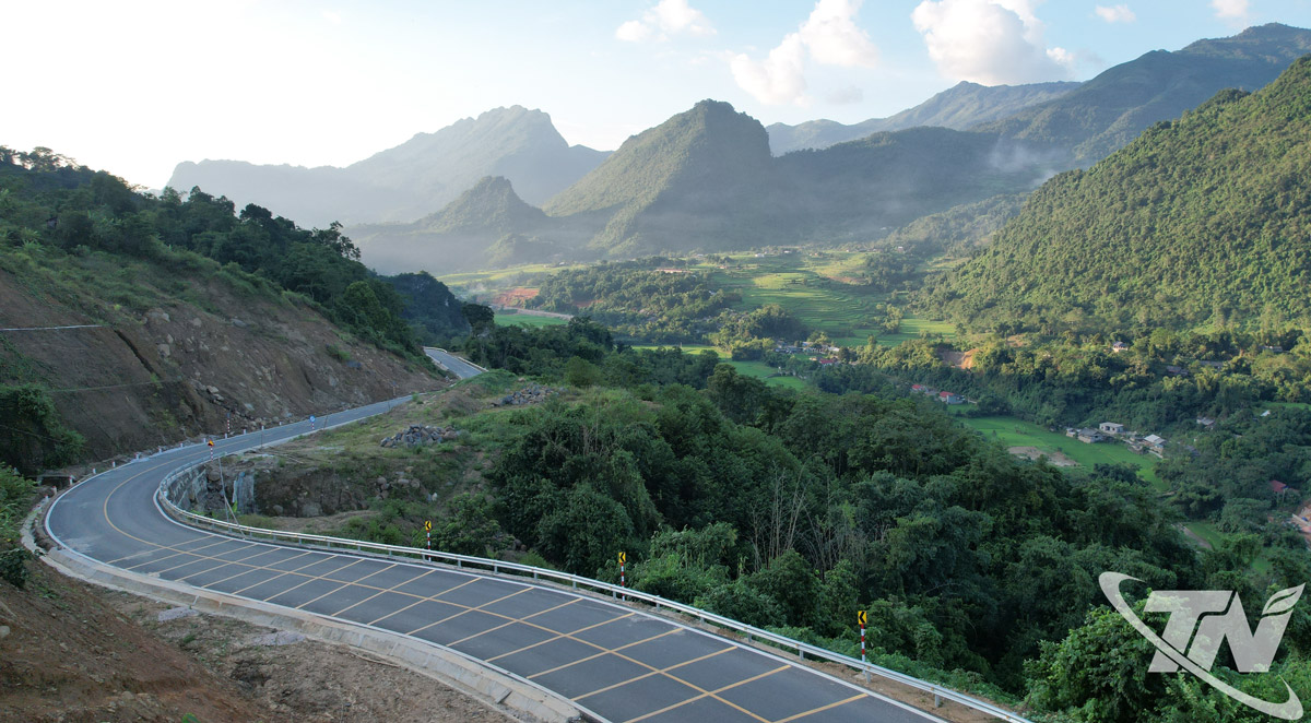 Tuyến đường Bắc Kạn - hồ Ba Bể mới đưa vào sử dụng giúp rút ngắn đáng kể thời gian di chuyển từ trung tâm phía Bắc tỉnh tới vùng hồ.