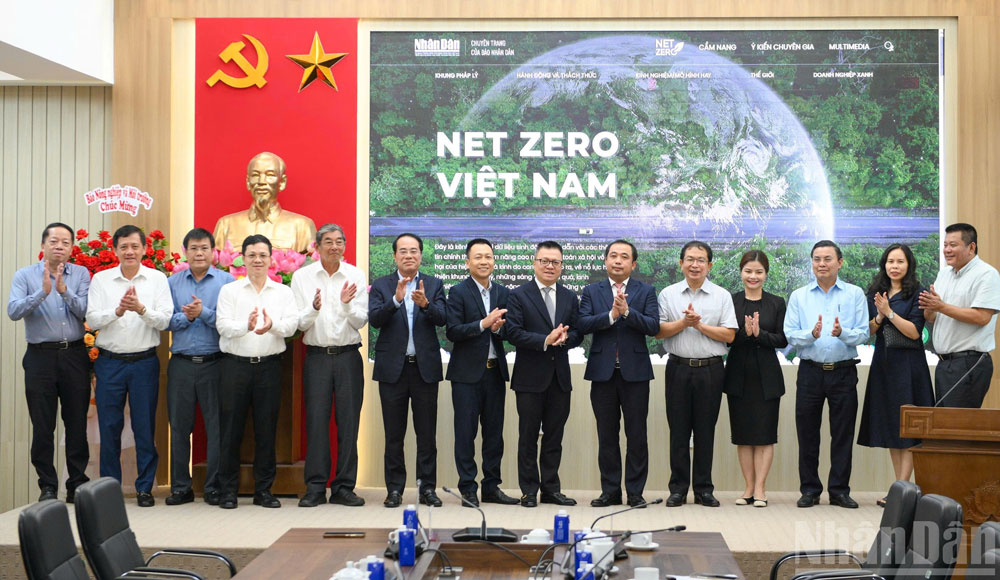 Các đại biểu chụp ảnh lưu niệm tại Lễ ra mắt trang thông tin Net Zero Việt Nam.
