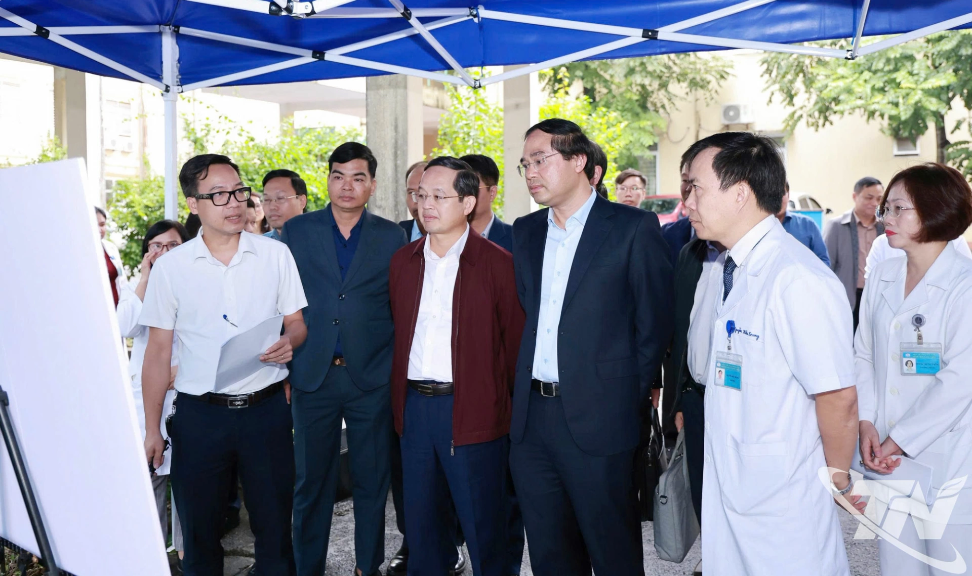 Đồng chí Bí thư Tỉnh ủy Trịnh Xuân Trường nghe báo cáo phương án xây dựng Nhà điều trị nội trú Bệnh viện Gang Thép Thái Nguyên.