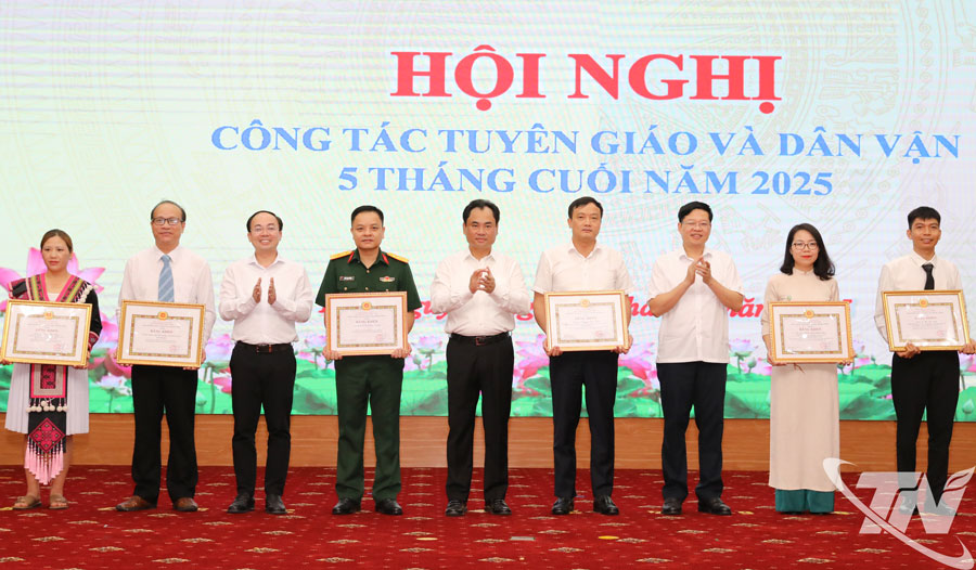 Các đồng chí lãnh đạo tỉnh trao Bằng khen của Ban Tuyên giáo và Dân vận Trung ương cho 2 tập thể và 4 cá nhân có thành tích xuất sắc trong học tập và làm theo tư tưởng, đạo đức, phong cách Hồ Chí Minh.