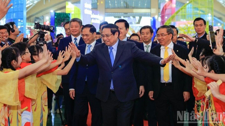 Thủ tướng Phạm Minh Ch&iacute;nh với c&aacute;c ch&aacute;u thiếu nhi tại lễ khai mạc. (Ảnh: TRẦN HẢI)