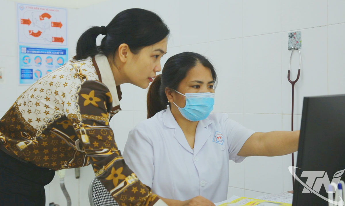 Bác sĩ Hoàng Thị Mai, Khoa Nội, Trung tâm Y tế Phú Lương tiến hành nhập hồ sơ bệnh án điện tử vào hệ thống