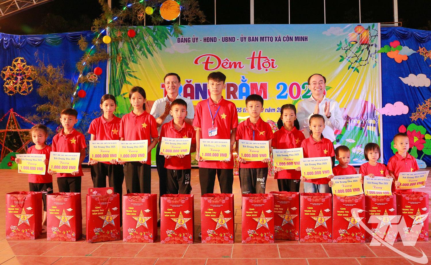 Đoàn công tác tặng quà trẻ em có hoàn cảnh đặc biệt khó khăn trên địa bàn xã Công Minh.