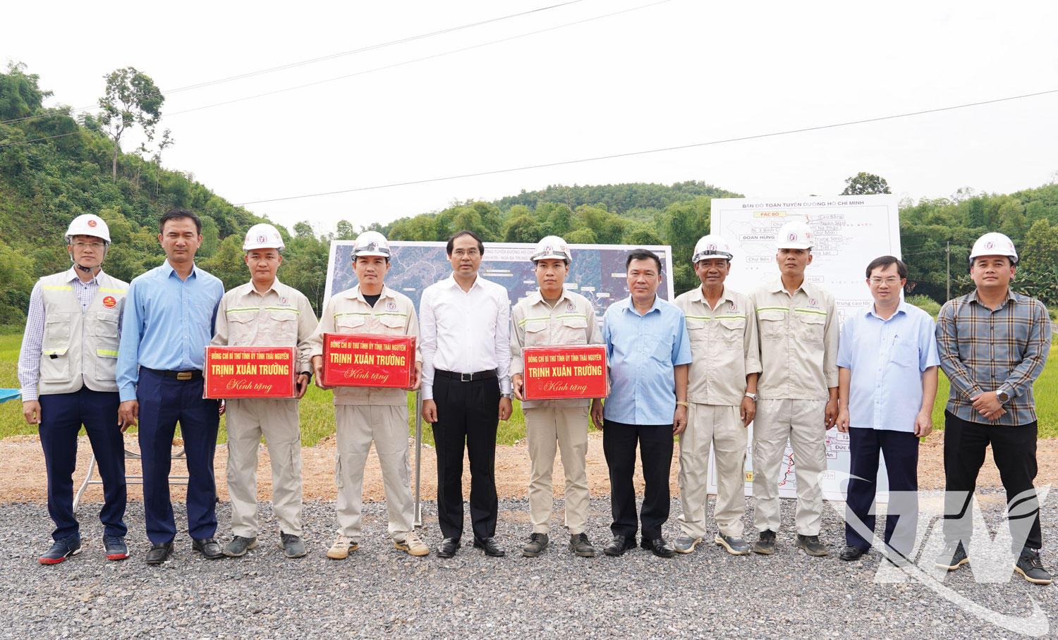 Đồng chí Bí thư Tỉnh ủy Trịnh Xuân Trường tặng quà động viên đơn vị thi công.