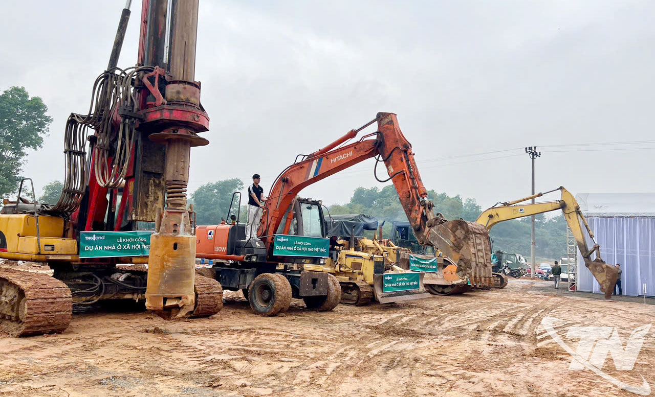 Máy móc được tập kết để sẵn sàng thi công Dự án.