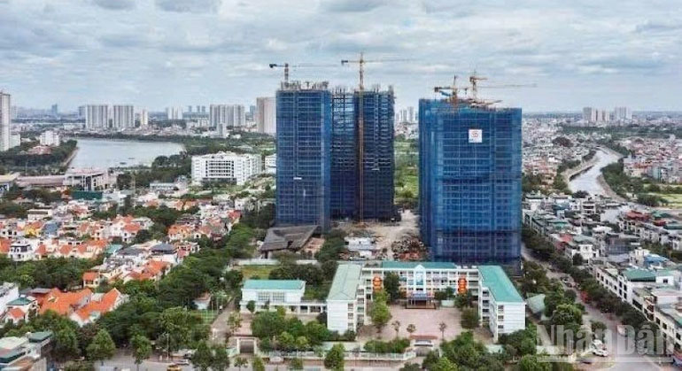 Quá trình phát triển của thị trường hiện còn tồn tại nhiều dấu hiệu thiếu bền vững đặc biệt là sự lệch pha giữa cơ cấu sản phẩm và khả năng chi trả của người dân.