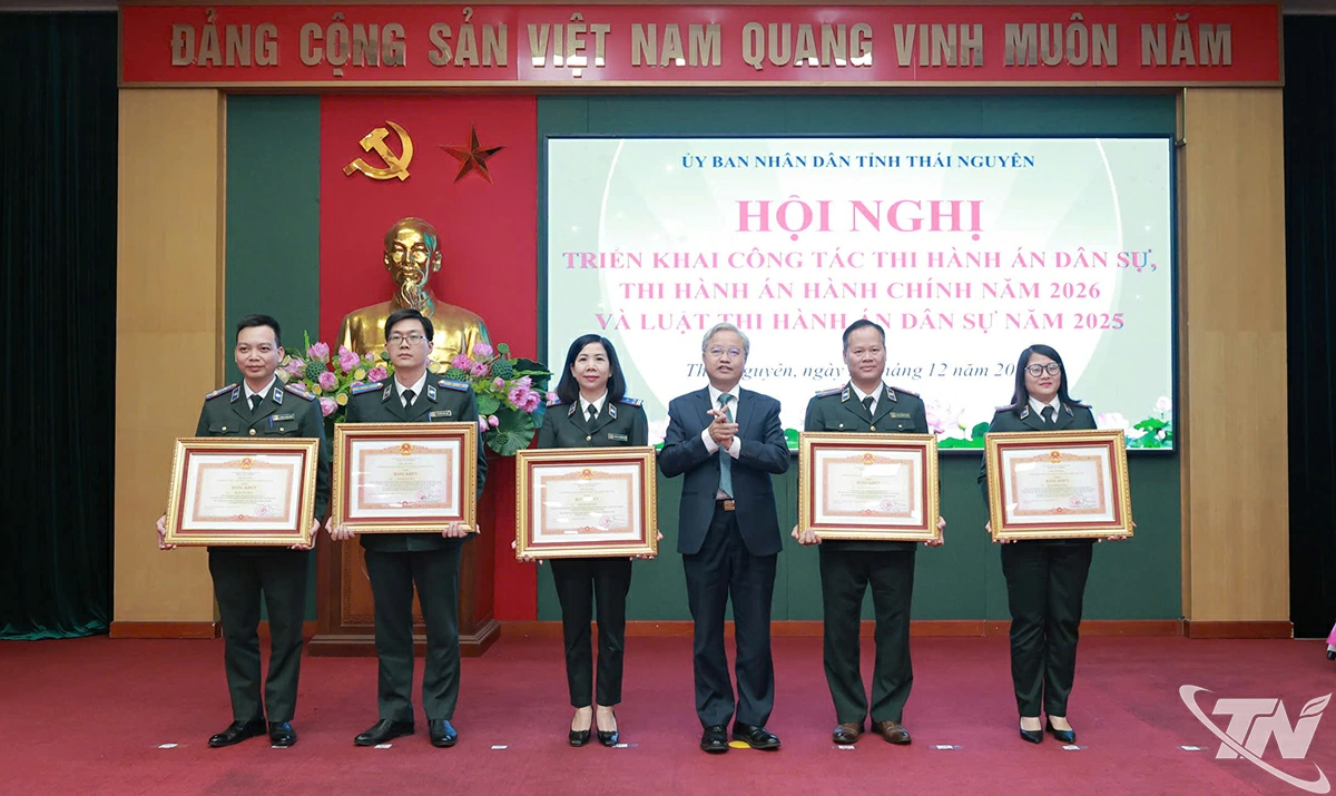 Lãnh đạo Bộ Tư pháp trao Bằng khen của Thủ tướng Chính phủ cho 5 cá nhân có thành tích xuất sắc.