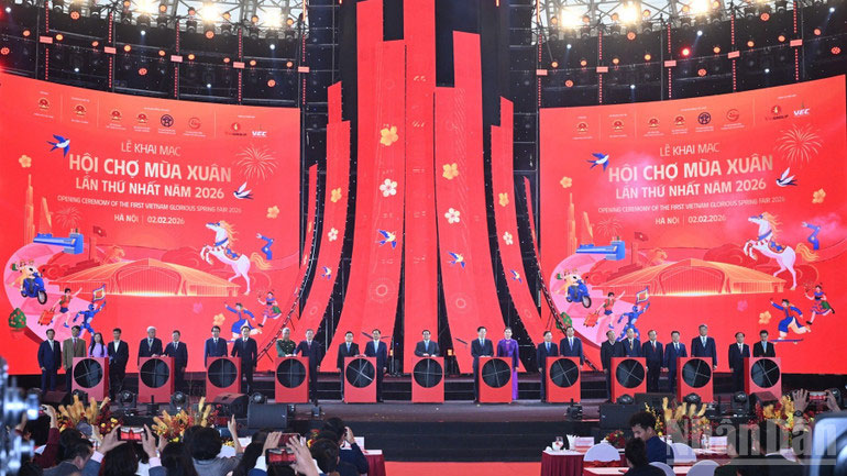 Thủ tướng Phạm Minh Ch&iacute;nh v&agrave; c&aacute;c đồng ch&iacute; l&atilde;nh đạo tham quan một gian trưng b&agrave;y sản phẩm ti&ecirc;u biểu. (Ảnh: Trần Hải)