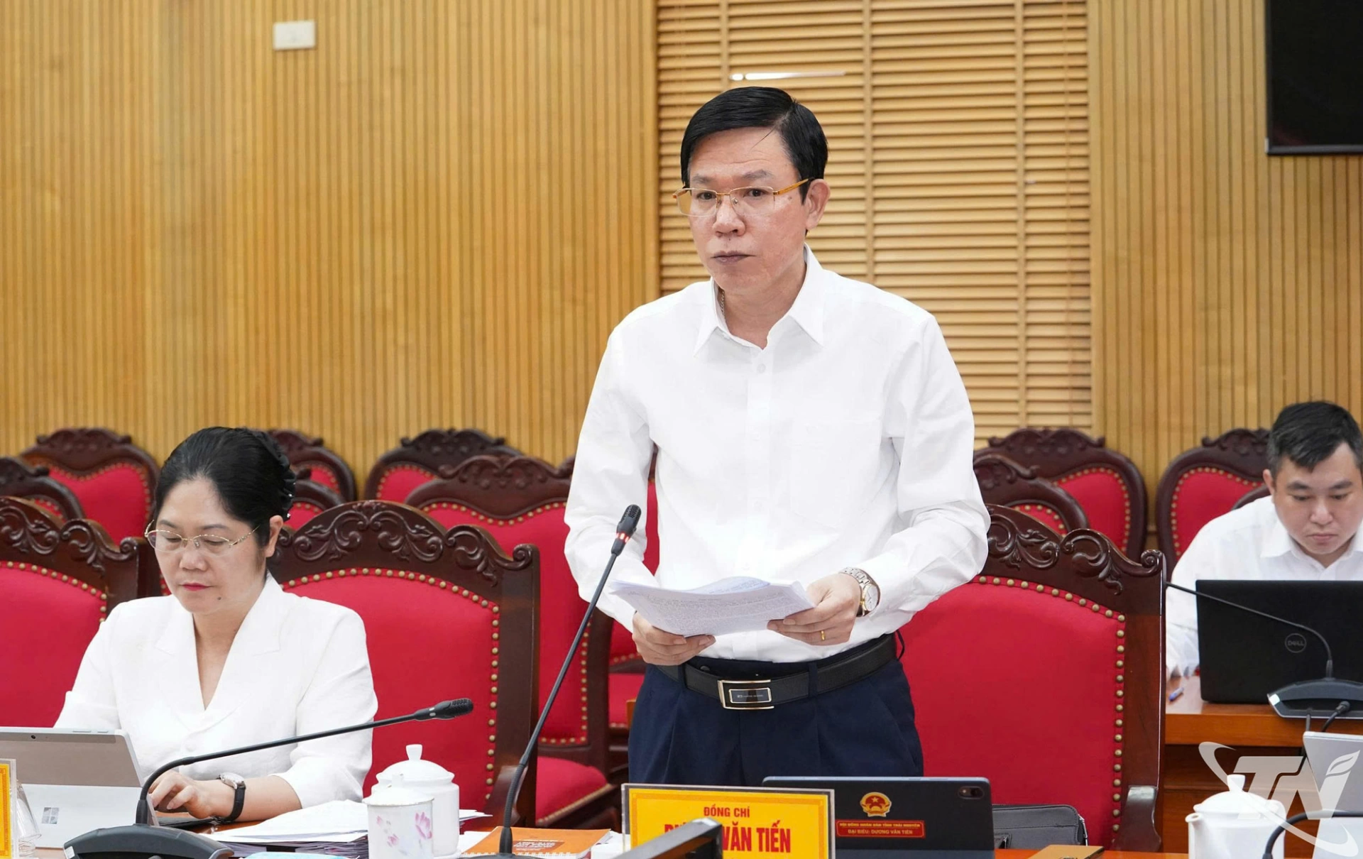 Đồng chí Trưởng Ban Tổ chức Tỉnh ủy Dương Văn Tiến trình bày Tờ trình về việc thành lập Bộ phận nghiên cứu chuyên đề trực thuộc Tỉnh ủy Thái Nguyên.