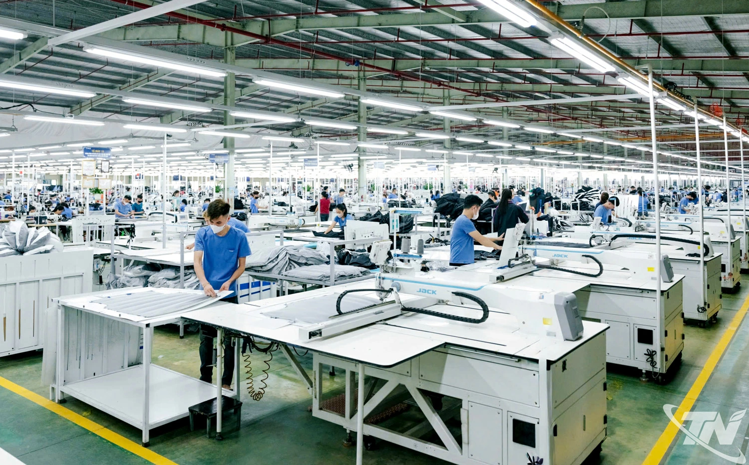 Cùng với các doanh   nghiệp FDI, khu vực   doanh nghiệp trong   nước trên địa bàn   tỉnh cũng phát triển   mạnh. Trong ảnh:   Các nhà máy của   Công ty CP Đầu tư   và Thương mại TNG   tăng tốc sản xuất để   đáp ứng các đơn   hàng xuất khẩu   trong quý II/2026.
