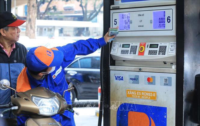 Giá xăng dầu đồng loạt giảm từ chiều 4/6. Ảnh: TTXVN