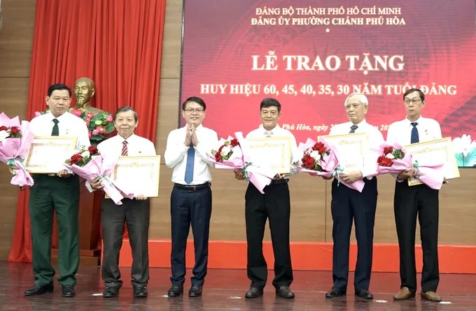 Lễ trao tặng huy hiệu Đảng cho các đảng viên