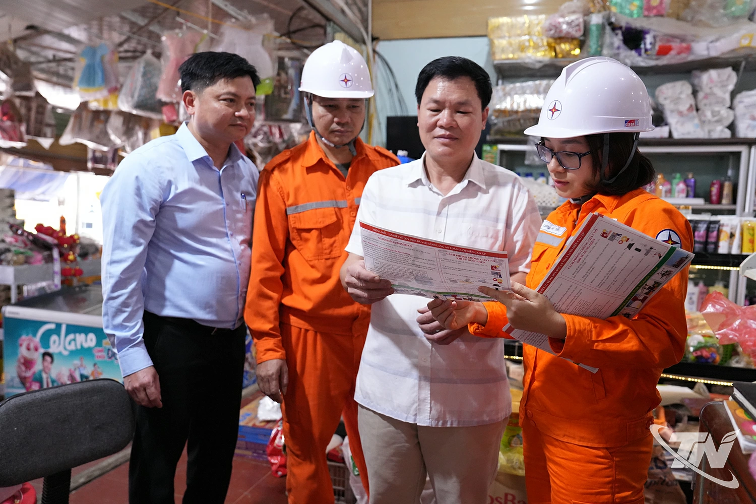 Nhân viên ngành Điện tuyên truyền đến người dân về việc sử dụng điện tiết kiệm, hưởng ứng Giờ trái đất năm 2026.