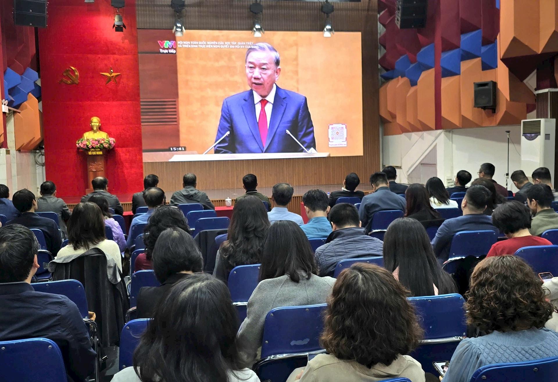 Cán bộ, đảng viên Cơ quan Báo và Phát thanh, Truyền hình Hà Nội tham gia học tập, quán triệt Nghị quyết Đại hội XIV của Đảng. Ảnh: PV