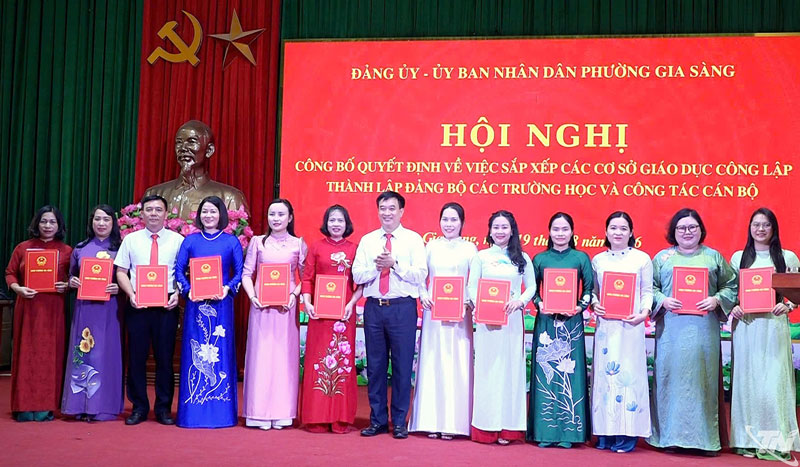 Chú thích ảnh: Thường trực Đảng ủy và lãnh đạo UBND phường Gia Sàng  trao các quyết định về tổ chức Đảng, sắp xếp các cơ sở giáo dục và quyết định bổ nhiệm cán bộ quản lý cho các trường học sau sắp xếp.  