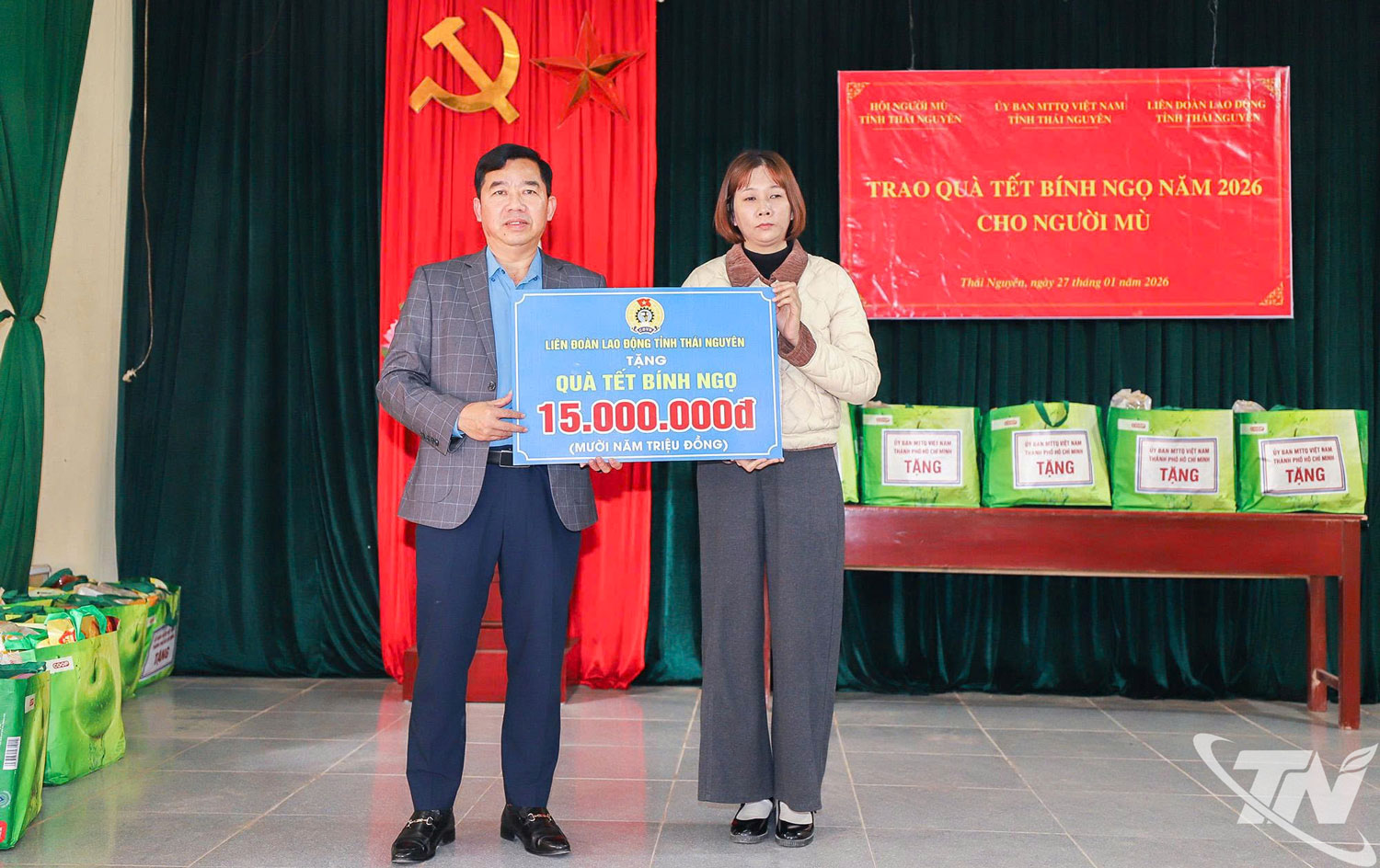 Đại diện Li&ecirc;n đo&agrave;n Lao động tỉnh trao qu&agrave; Tết cho hội vi&ecirc;n&nbsp;Hội Người m&ugrave; tỉnh Th&aacute;i Nguy&ecirc;n