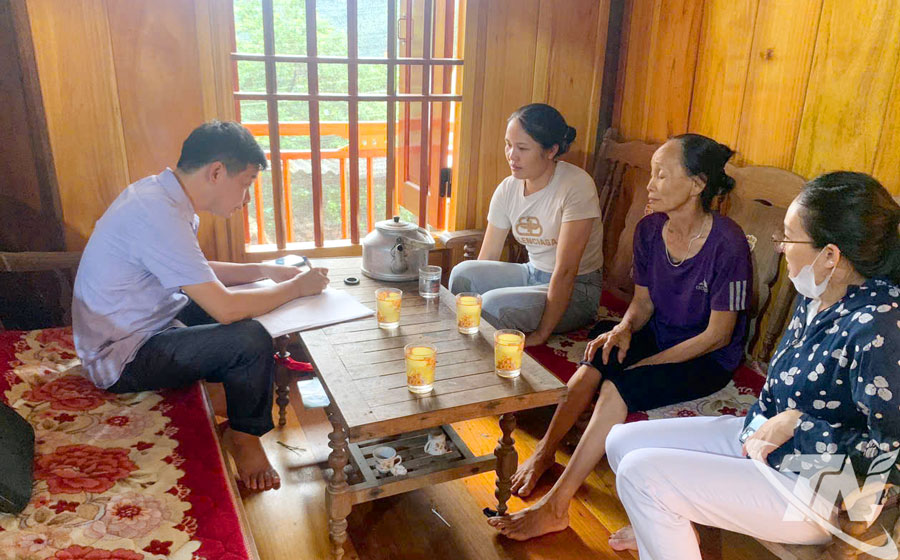 Cán bộ y tế xã Tân Kỳ điều tra dịch tễ tại gia đình bệnh nhân.