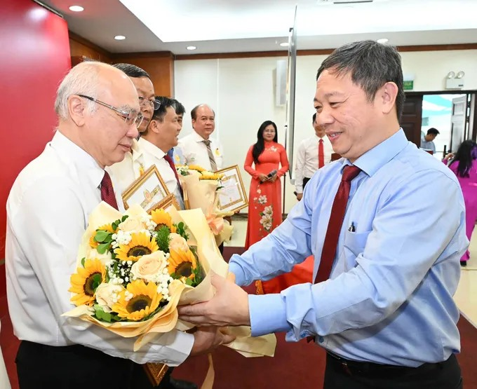 Trưởng Ban Tuyên giáo và Dân vận Thành ủy TPHCM Dương Anh Đức trao Huy hiệu Đảng đến nguyên Trưởng Ban Tuyên giáo Thành ủy TPHCM Phan Nguyễn Như Khuê. Ảnh: VIỆT DŨNG