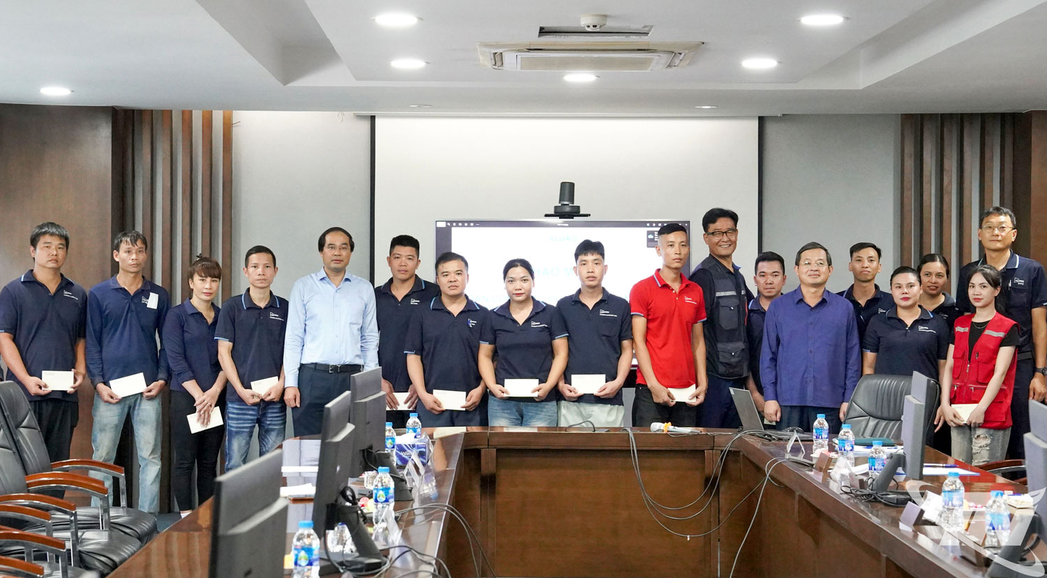 Đồng chí Bí thư Tỉnh ủy Trịnh Xuân Trường tặng quà cho các công nhân có gia đình bị thiệt hại do mưa lũ.