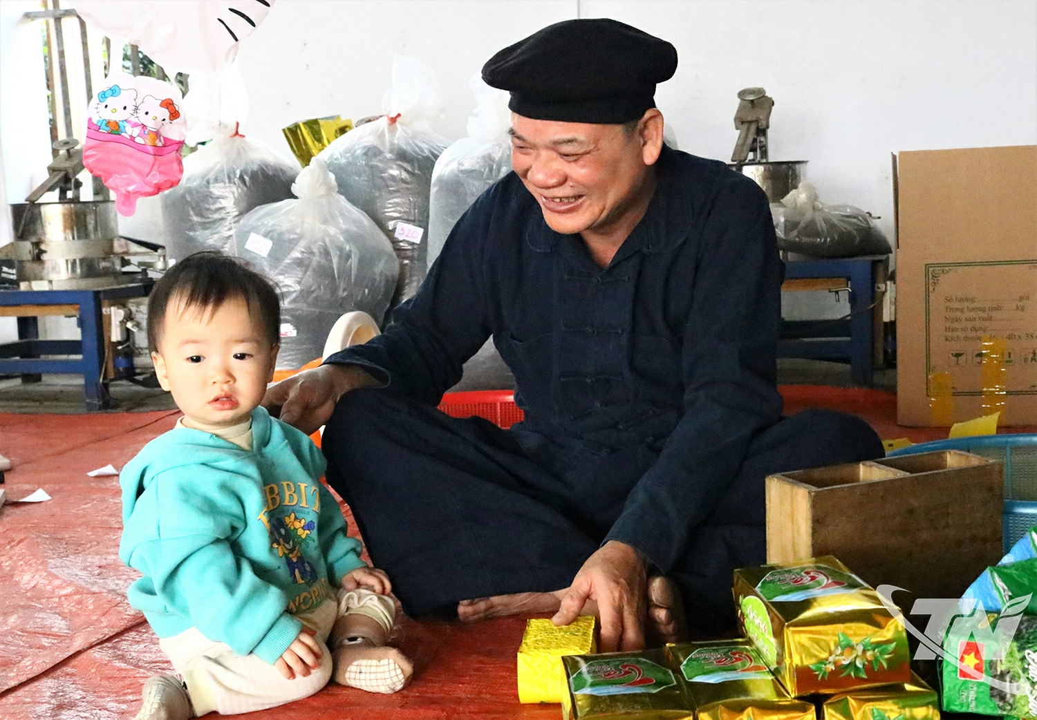 Nghệ nhân chè Lê Quang Nghìn với cháu nội.