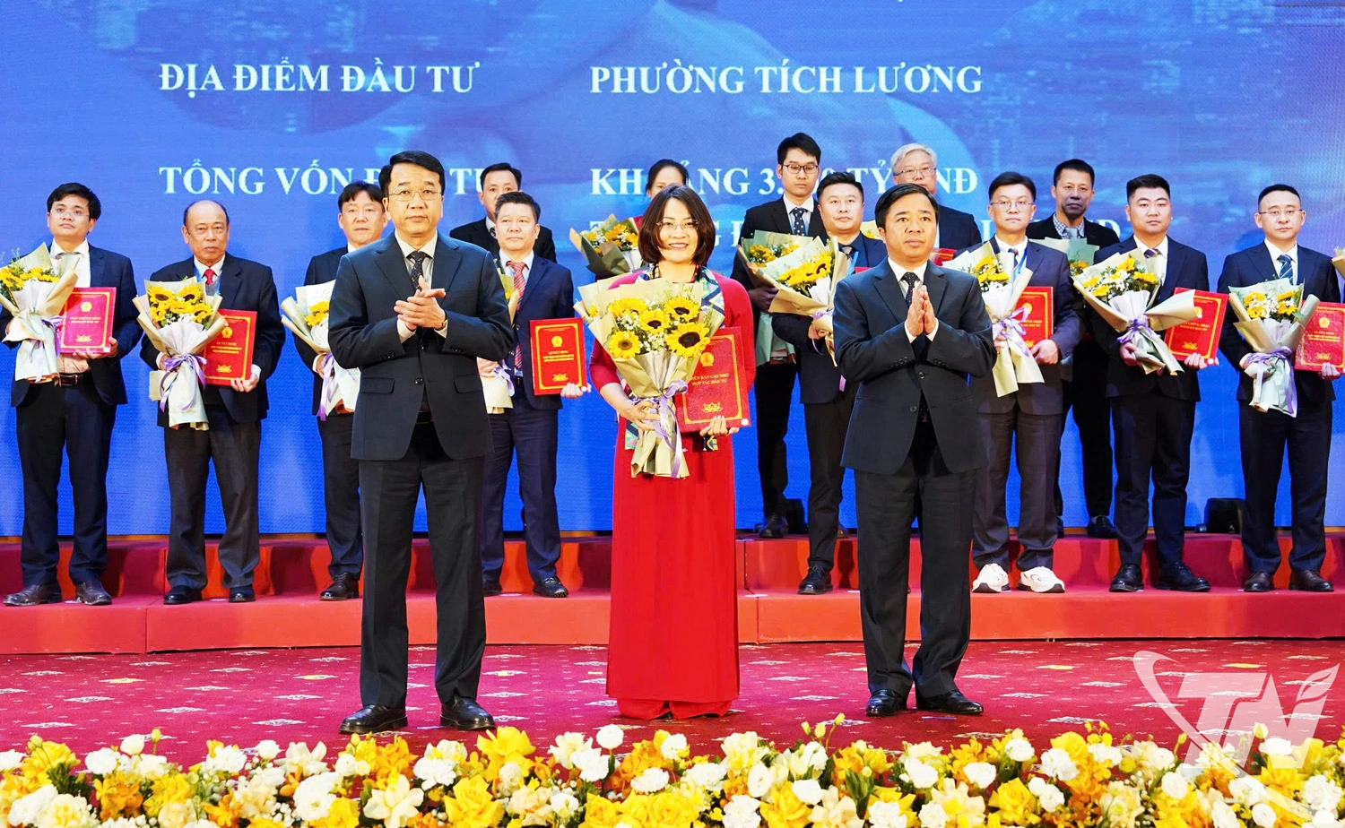 Các đồng chí lãnh đạo tỉnh trao quyết định phê duyệt chủ trương đầu tư, giấy chứng nhận   đăng ký đầu tư cho các doanh nghiệp tại Hội nghị xúc tiến đầu tư tỉnh Thái Nguyên năm 2026