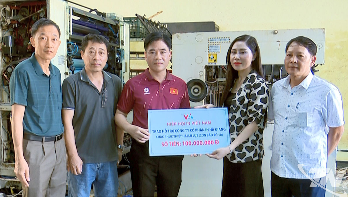 Đại diện Hiệp hội In Việt Nam trao hỗ trợ Nhà in Báo và phát thanh, Truyền hình Thái Nguyên số tiền 218 triệu đồng