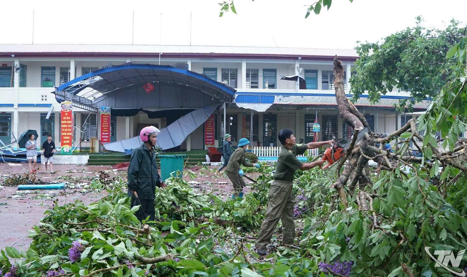 Trận dông lốc kèm mưa đá đã gây thiệt hại tại nhiều địa phương trong tỉnh.